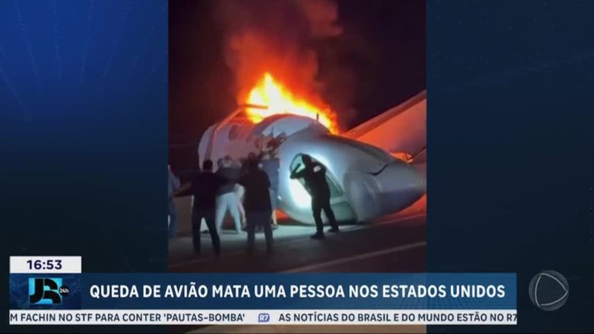 Avião cai em rodovia, pega fogo e deixa um morto e seis feridos no Texas