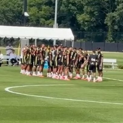 Neymar passa por corredor polonês no 1º treino da seleção
