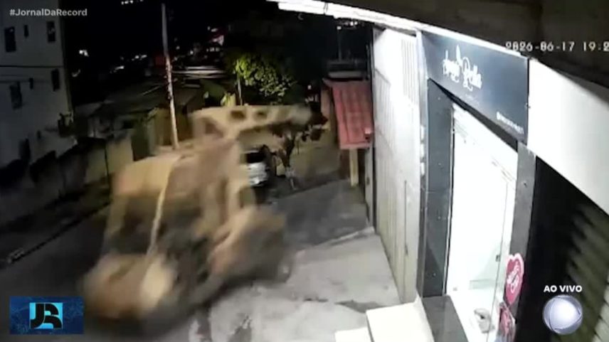 MG: guindaste desgovernado atinge casa e carro em Belo Horizonte