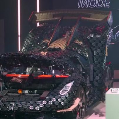 Réplica de supercarro feita com peças de brinquedo atinge 100 km/h