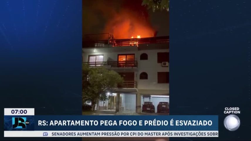 Apartamento pega fogo e prédio é esvaziado em Porto Alegre, no Rio Grande do Sul