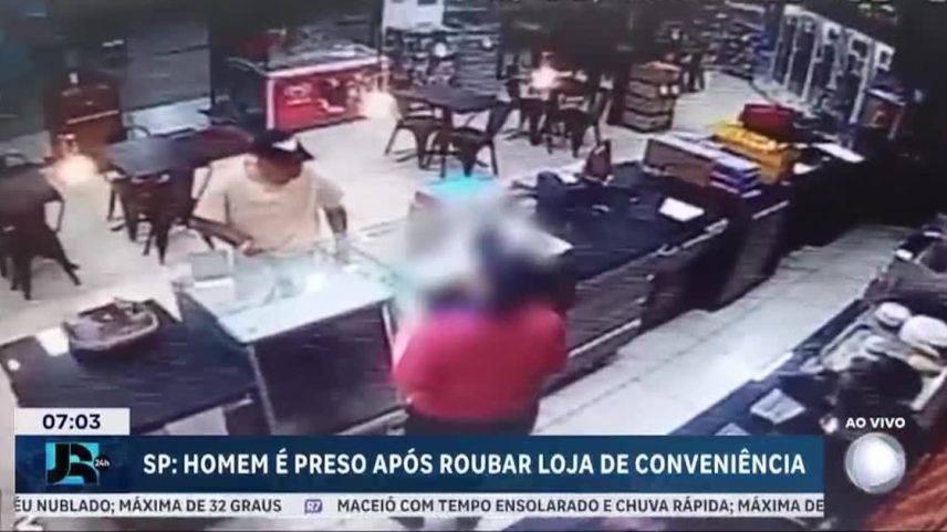 Homem suspeito de roubar uma loja de conveniência em São Paulo foi preso pela polícia.