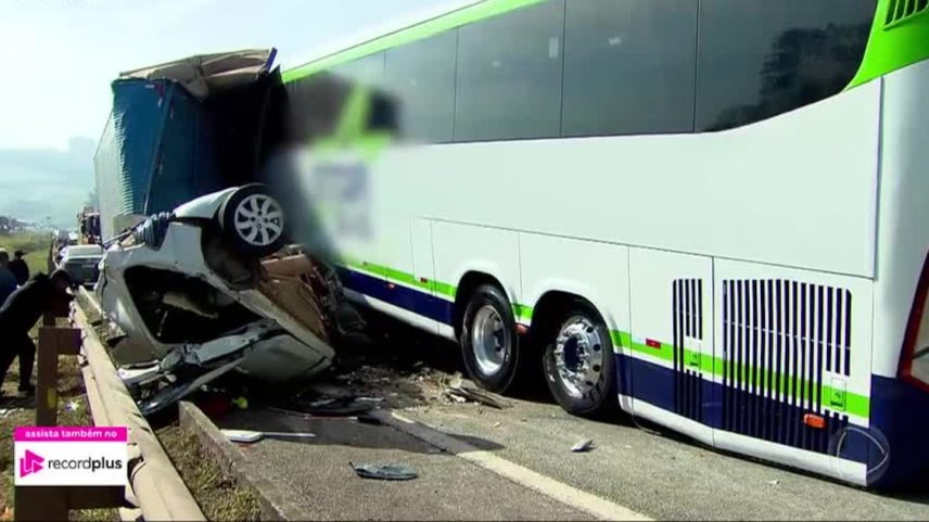 Acidente com 14 veículos deixa um morto e cinco feridos na Grande BH