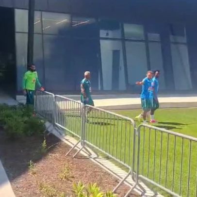 Neymar volta a treinar na Copa e acena à imprensa