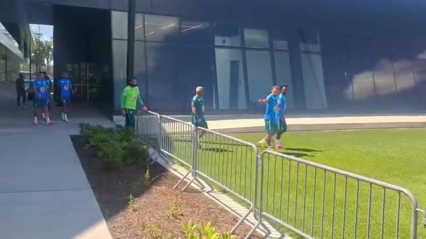 Neymar volta a treinar na Copa e acena à imprensa
