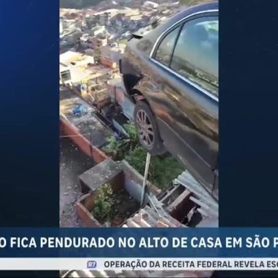 Carro fica pendurado em casa na zona norte de São Paulo