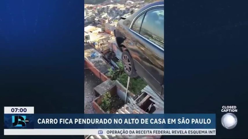 Carro fica pendurado em casa na zona norte de São Paulo