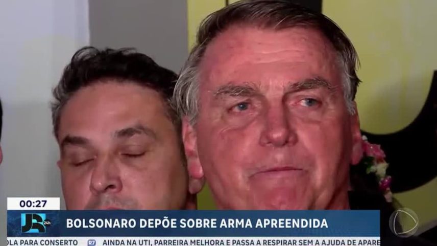 Bolsonaro depõem à Polícia Civil sobre arma registrada em nome dele e apreendida durante blitz
