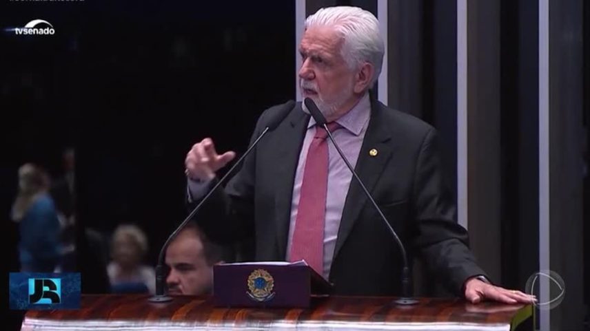 Senador Jaques Wagner anuncia afastamento da liderança do governo