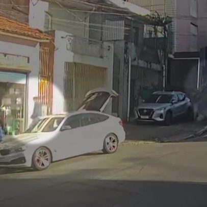 Polícia recupera carro de luxo roubado, com imagens do JR