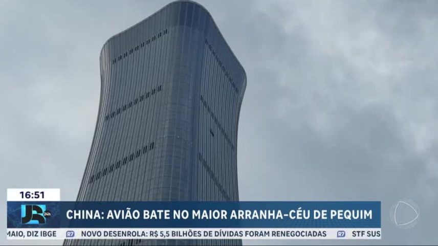 Avião de pequeno porte bate no prédio mais alto de Pequim, na China