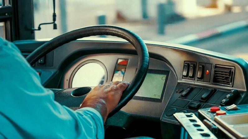 Punição desproporcional: TST reverte justa causa de motorista que desviou rota uma única vez.