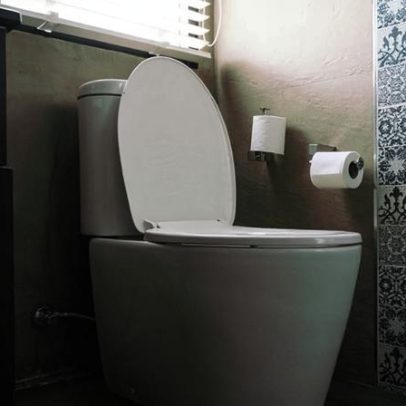 Pais de menina morta após vaso sanitário se soltar recebem indenização