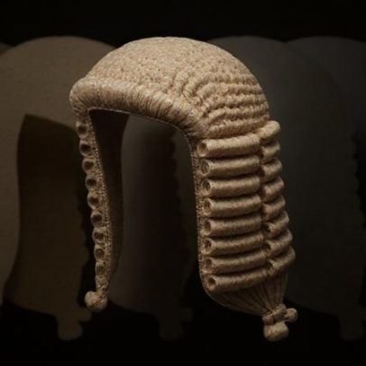 Escócia mantém tradição da peruca judicial, mas flexibiliza uso