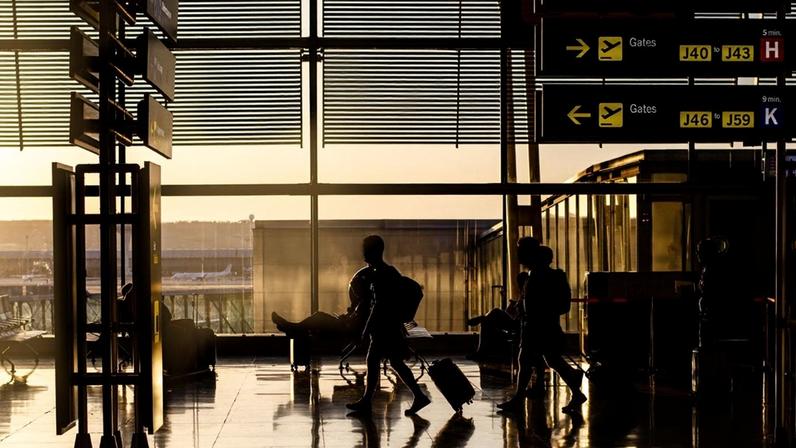 Passageiros serão indenizados após atraso superior a 35 horas no retorno de viagem internacional.