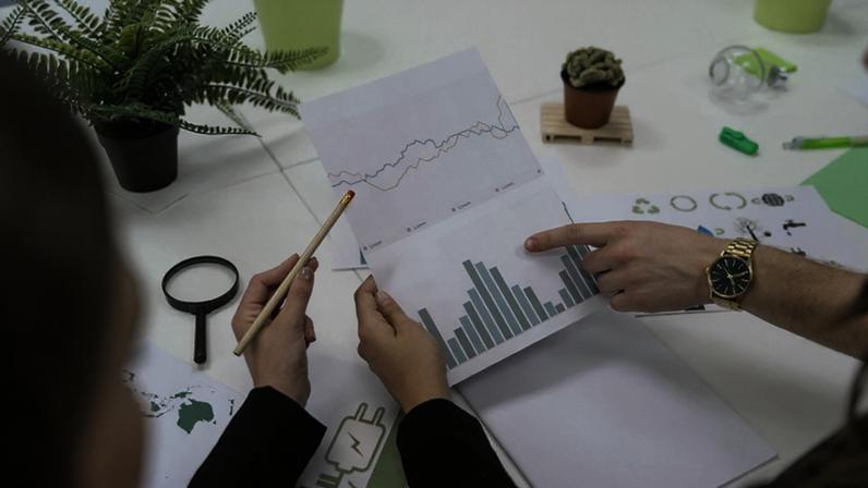 Mudança da CVM sobre relatórios climáticos gera debate sobre transparência e segurança jurídica.