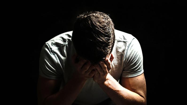 Juiz reconheceu assédio moral e condenou empresa a indenizar trabalhador humilhado durante período de luto.