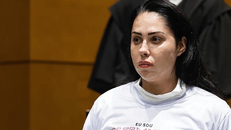 Monique Medeiros durante sessão no Tribunal do Júri, no Rio de Janeiro.
