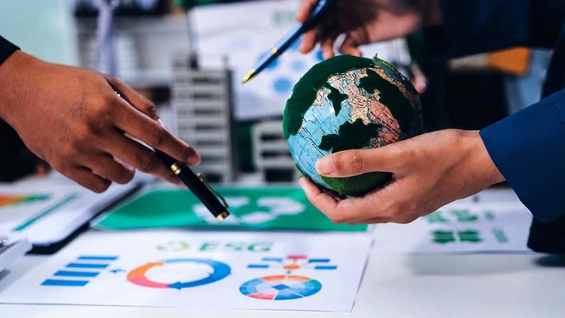 A governança sustentável é importante pois fortalece políticas públicas e a participação social.