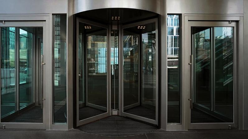 Banco não indenizará empregada por falta de porta giratória em agência - Migalhas