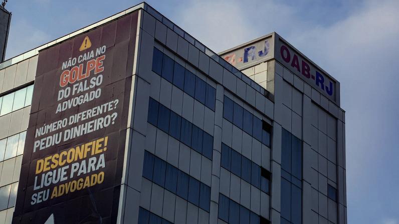O outdoor visa alertar a população sobre o golpe do falso advogado e incentivar a prevenção.