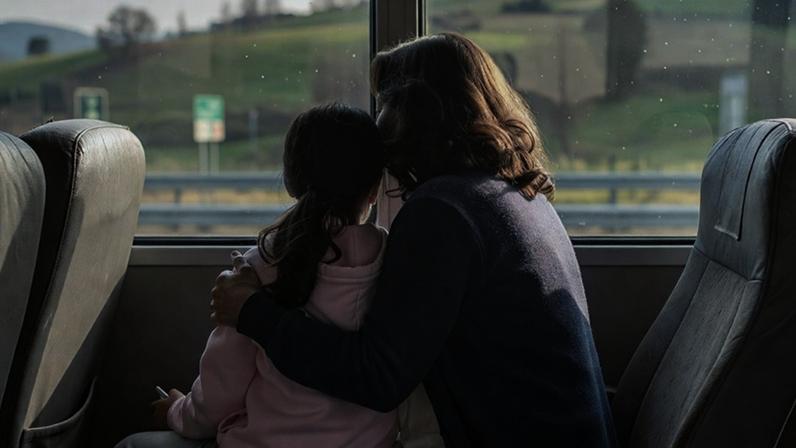 Mãe de criança autista será indenizada após viagem de ônibus.
