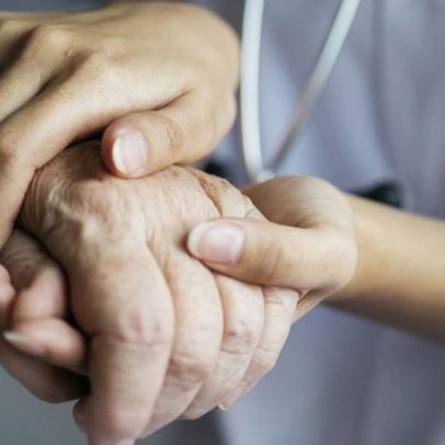 Plano de saúde mantém idosa excluída pelo ex após violência doméstica