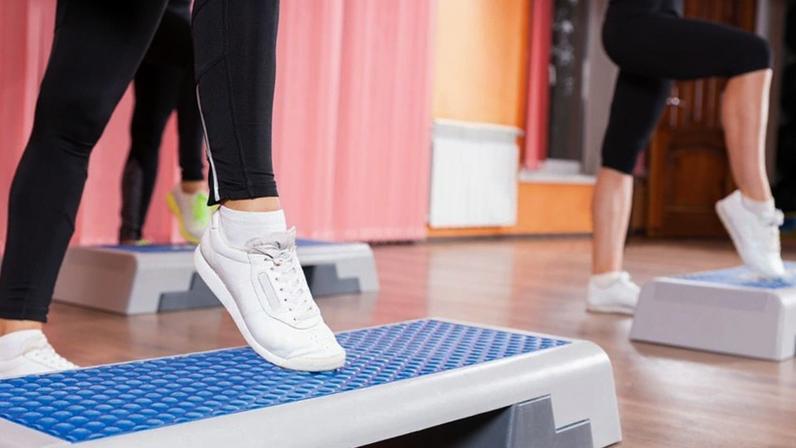 Academia indenizará aluna que sofreu queda em aula de step.