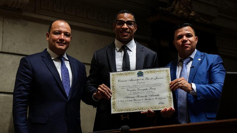 Adriano de Almeida ao receber o título de Cidadão Honorário Carioca.