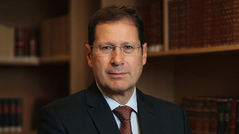 Mauro de Azevedo Menezes.