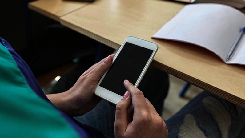 Colegiado concluiu que escola aplicou dupla punição por publicação que não identificava a instituição.
