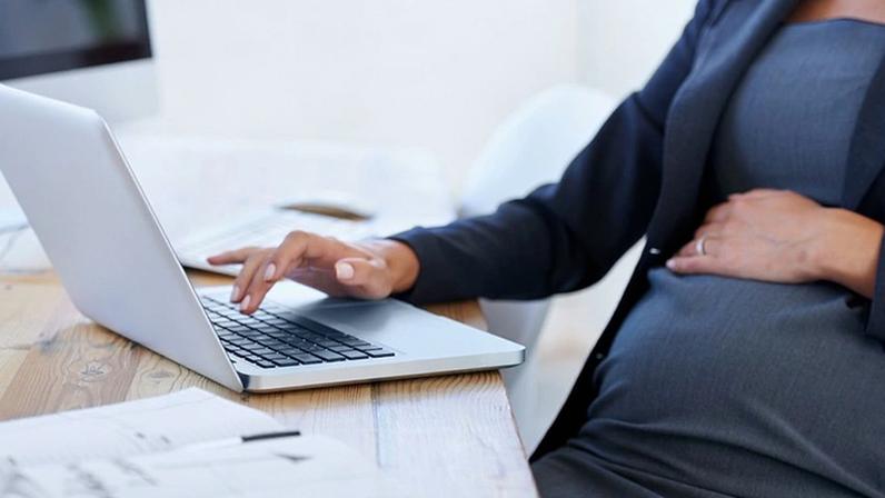 Mantida justa causa a gestante que enviou mensagens discriminatórias em chat corporativo.