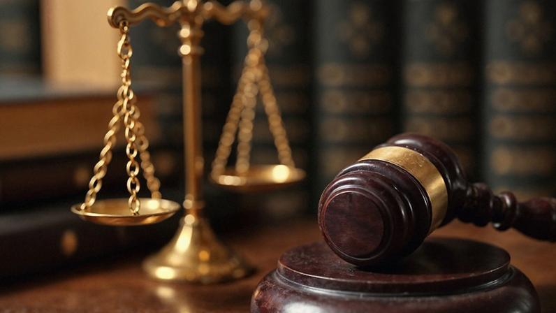 Tema 1.389 discute pejotização, vínculo empregatício, competência judicial e ônus da prova.