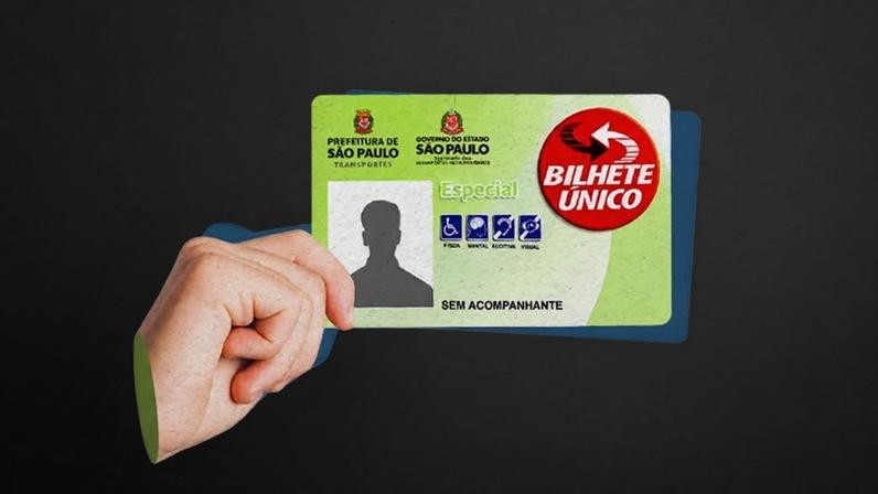 Mulher com deficiência visual tem direito a transporte gratuito em São Paulo.