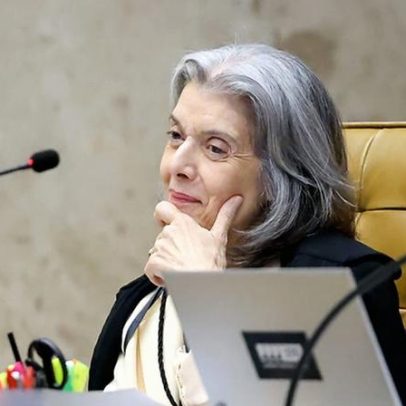 Cármen Lúcia brinca ao ser homenageada sobre entrar debaixo da bancada