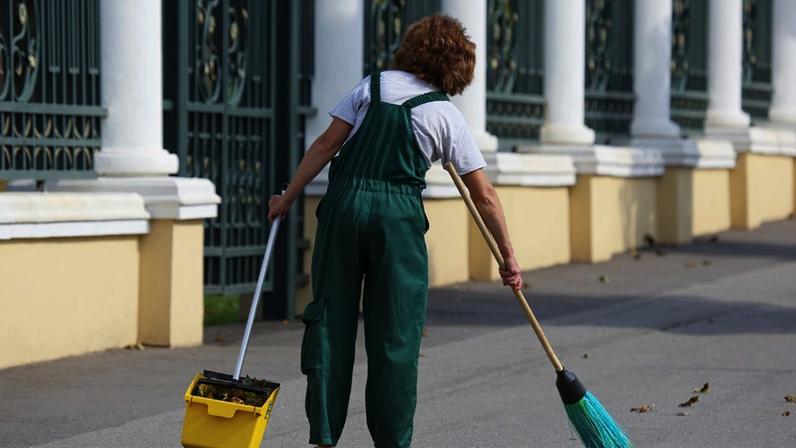 Varredora de rua sem acesso a banheiro e local de refeição será indenizada.
