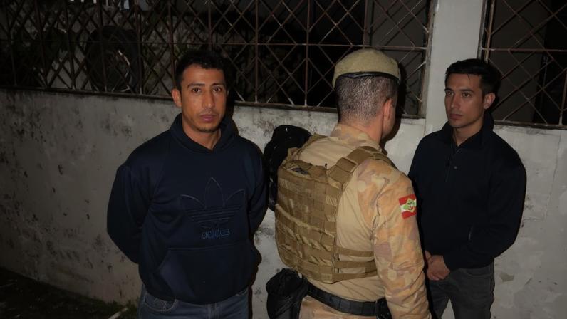 Jhonatan Sales dos Santos, de 32 anos, foi preso em Balneário Camboriú. Ele é suspeito de matar uma família por engano em um bar do PR. — Foto: Polícia Civil (PC-PR)