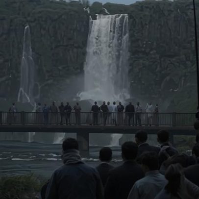Turista se pendura em passarela e salta para pegar celular nas Cataratas