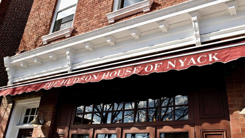 Crianças saíram em um pátio do restaurante Hudson House, em Nyack, Nova York (EUA)