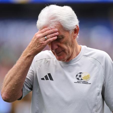 Hugo Broos, técnico da África do Sul, durante partida contra o Canadá na Copa do Mundo