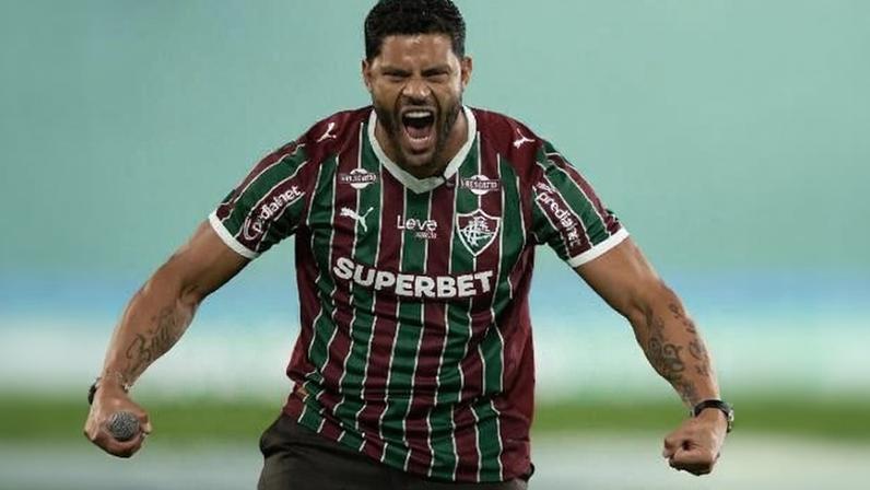 Hulk imita comemoração em apresentação no Fluminense