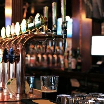 Pubs e bares entre os locais menos acessíveis no Reino Unido, aponta pesquisa