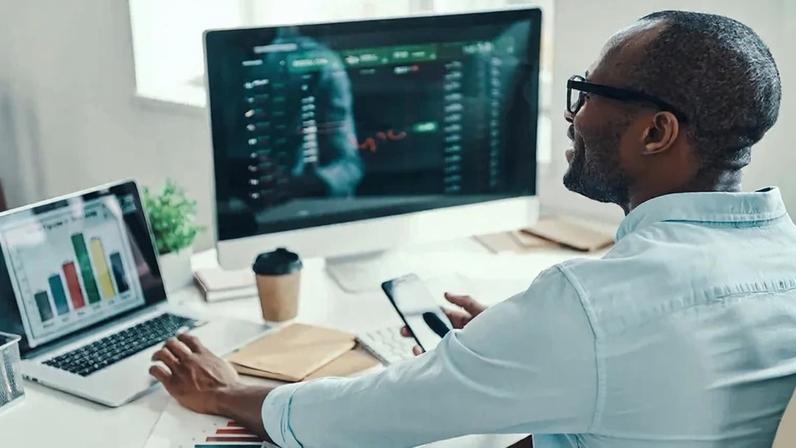 Profissões que dependem de empatia, liderança, negociação e interação humana continuam entre as menos vulneráveis à substituição pela inteligência artificial (g-stockstudio/iStockphoto)