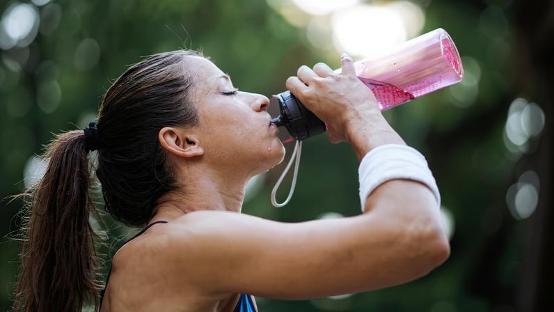 Nutricionista explica se eletrólitos são necessários em exercícios diários