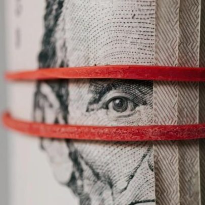 Dólar sobe para R$ 5,04 com dados dos EUA e tensões no Oriente Médio