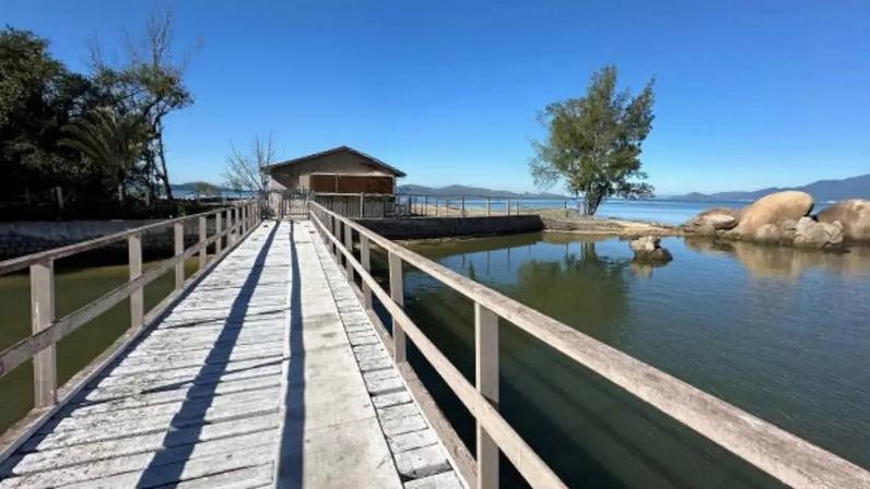 Casa em ilha de Florianópolis é colocada a venda em leilão pela metade do preço