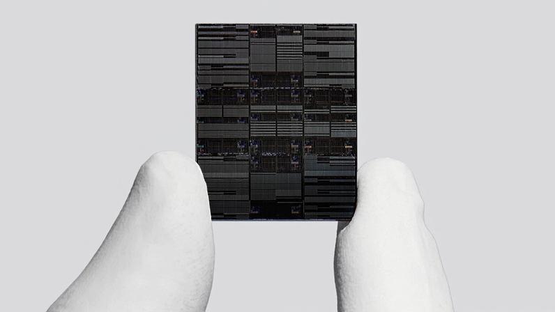 Wafer com tecnologia IBM com “nó sub-1 nanômetro” (imagem: divulgação/IBM)