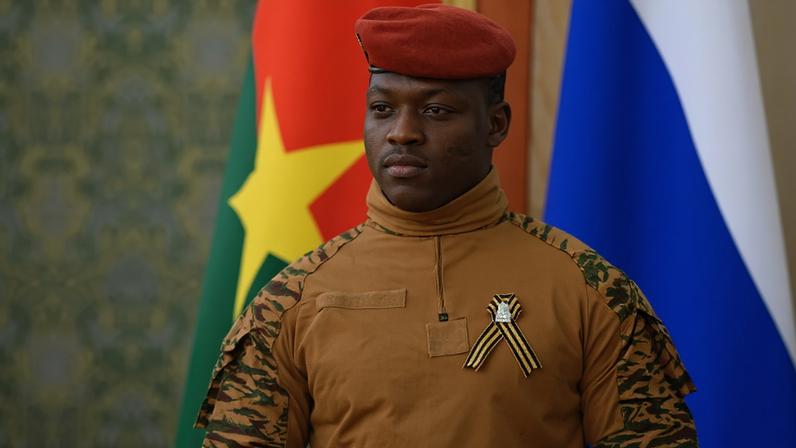 Imagem colorida mostra o presidente de Burkina Faso, Ibrahim Traoré - Metrópoles