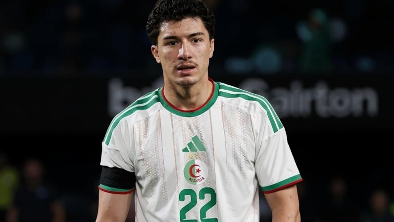 Ibrahim Maza, da Argélia, em ação durante amistoso contra o Uruguai