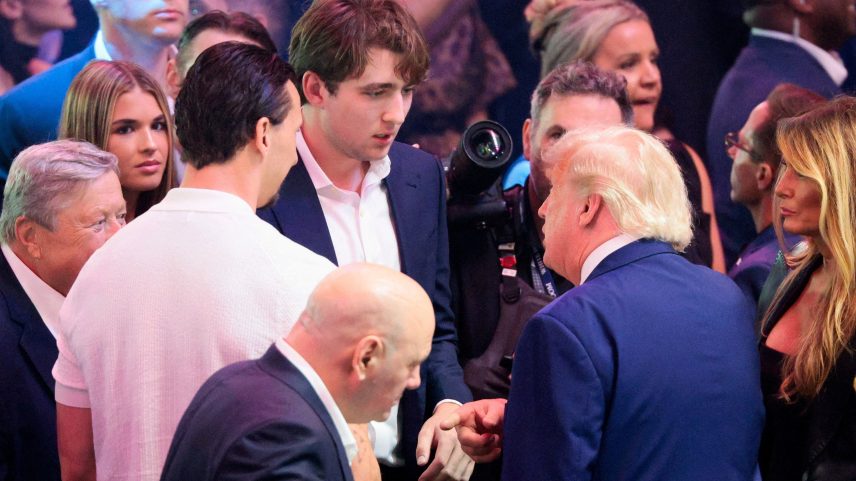 Ibrahimovic (de costas) fala com Donald Trump no UFC da Casa Branca — Foto: Evan Vucci REFILE - ADDS ID/Reuters